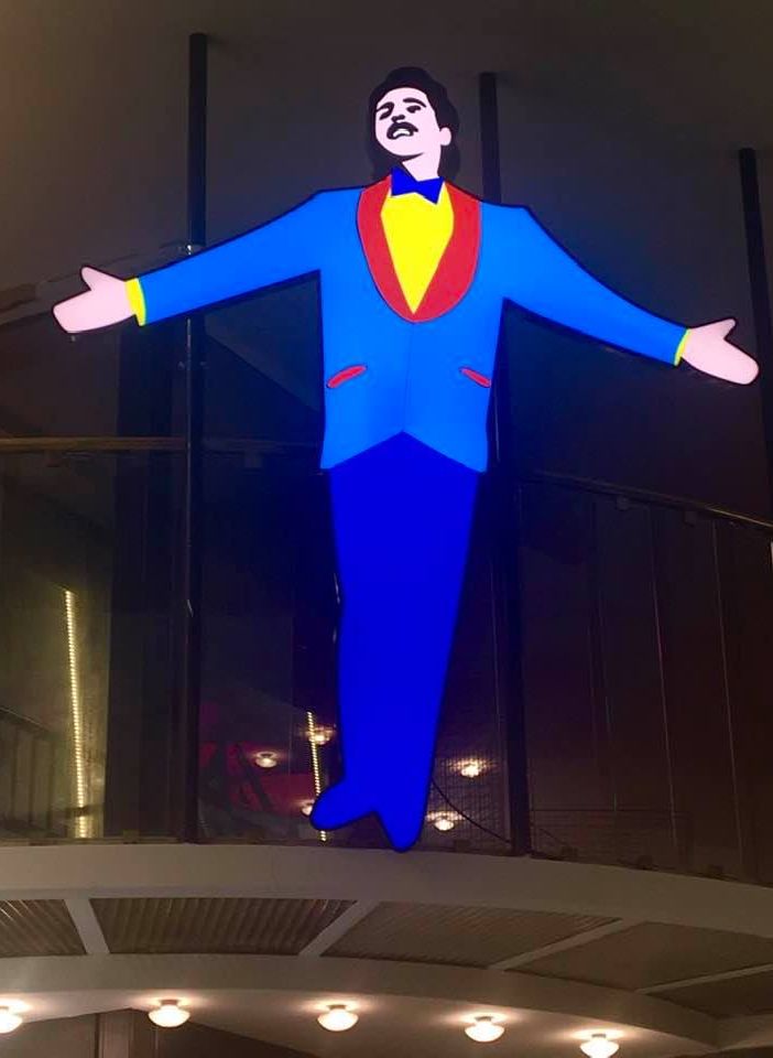 Un pezzo di Lomellina a Sanremo 2020, l'artista di origini dornesi Marco Lodola, ha realizzato la scultura luminosa &quot;Mister Volare&quot;