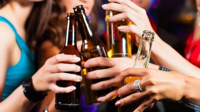 Coronavirus e movida, il prefetto di Pavia dispone il divieto di vendita di bevande alcoliche da asporto dopo la mezzanotte