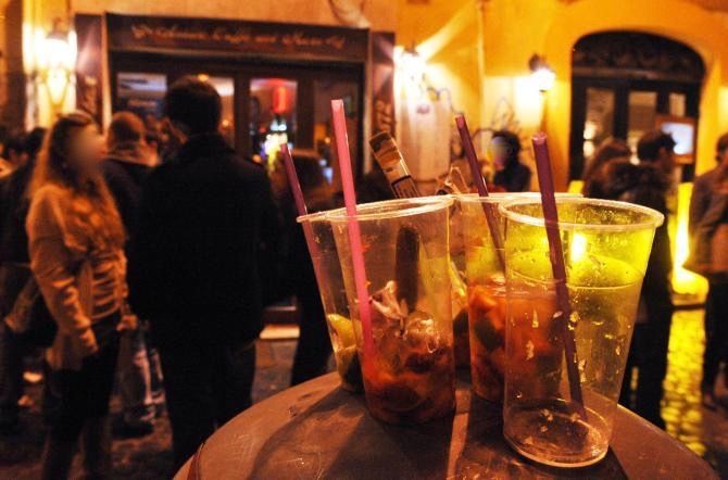 Coprifuoco su vie e piazze, dal Dpcm sparisce il riferimento ai sindaci ma non la possibilità delle chiusure