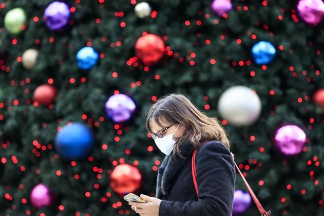 Natale in zona rossa, il Governo chiarisce su visite a parenti e amici, seconde case e turismo: ecco domande e risposte su cosa si può fare