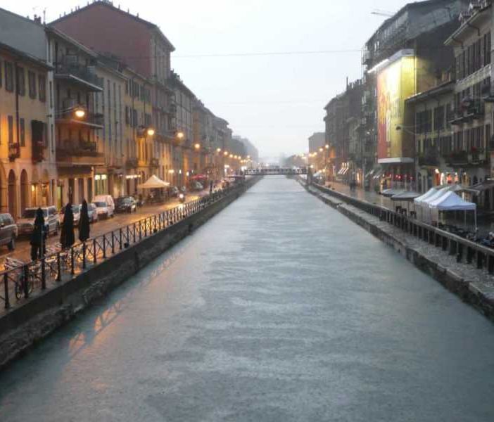 Migliaia di banconote da 100 euro nel Naviglio: occhio, sono false..