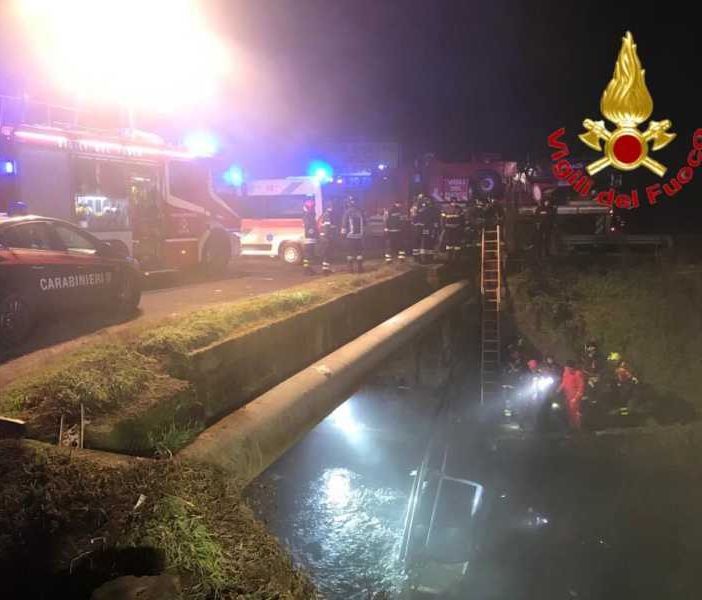 Amiche in auto finiscono nel Naviglio, tanto spavento e ferite non gravi