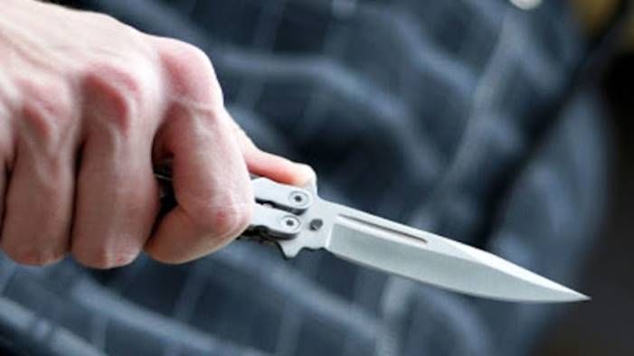 Abbiategrasso: preleva i soldi al bancomat della Posta e viene rapinato