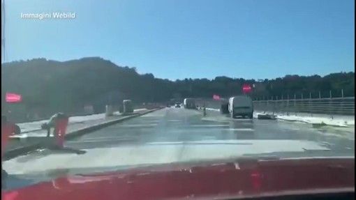 VIDEO. Fontana e le immagini della prima auto sul Ponte di Genova: «Simbolo di speranza per Lombardia e Liguria»