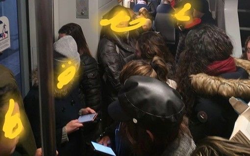 Pendolari su un vagone affollato: la foto è stata scattata ieri mattina da un viaggiatore e postata sui gruppi Facebook