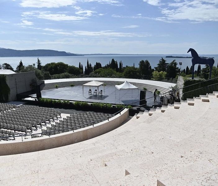 L'anfiteatro del Vittoriale completato dopo 90 anni. Fontana all'inaugurazione: «Conquista storica e architettonica lombarda»