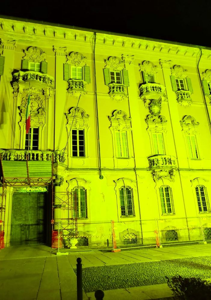 Pavia: Palazzo Mezzabarba e la Provincia Pavese illuminati d'oro per i bambini malati di tumore