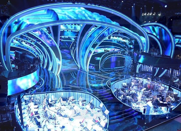 #Sanremo2020: un palco che dona profondità e spazio quello del Festival, scala ridotta e orchestra ai lati (Foto)