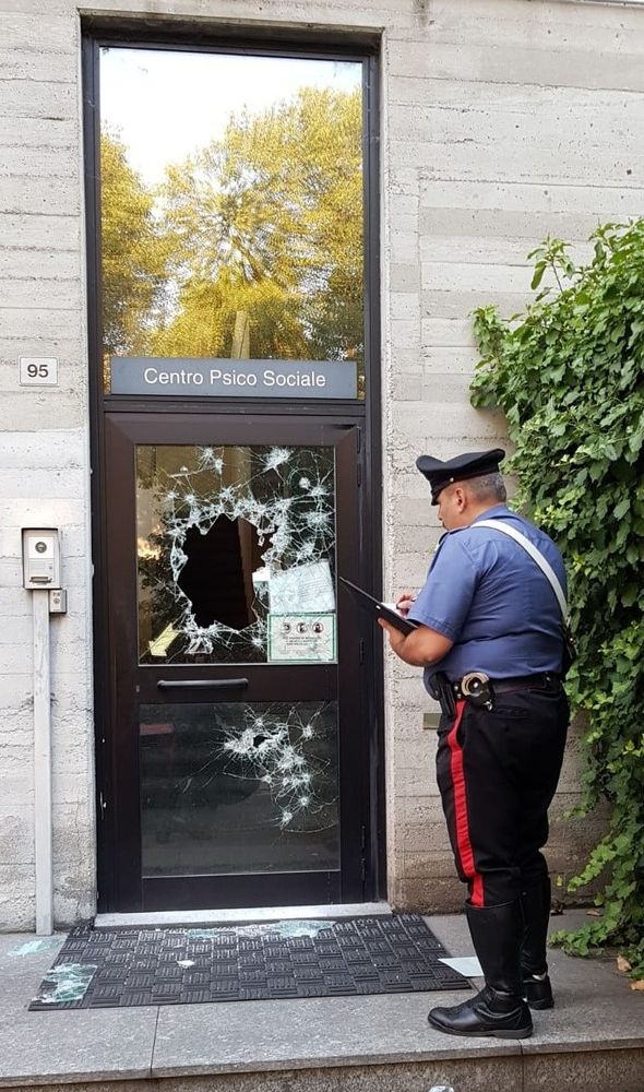 Pavia, colpisce a martellate la porta dell'Asl insoddisfatto dalle cure ricevute