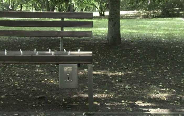 Senza tetto ucciso dal freddo, trovato senza vita su una panchina di Milano