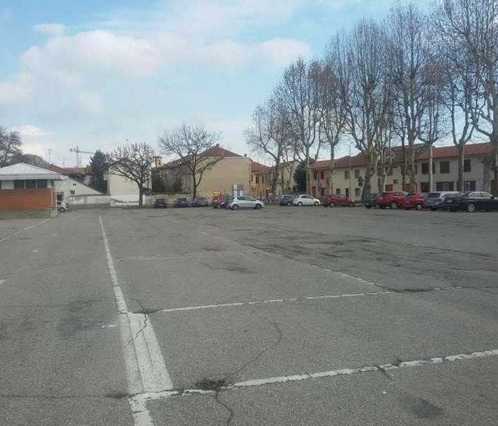 Magenta, armato di coltello rapina la panetteria di piazza Mercato