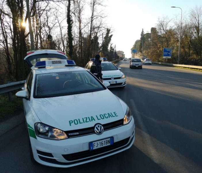 Trecate, denunciati dalla polizia locale due uomini che scaricavano rifiuti nel Parco Ticino