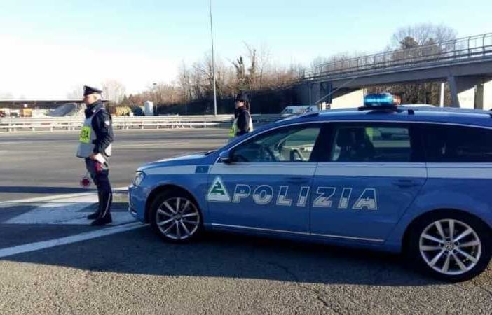 In auto con 16 chili di cocaina e il figlio di 5 anni: 34enne arrestato dalla Polizia Stradale