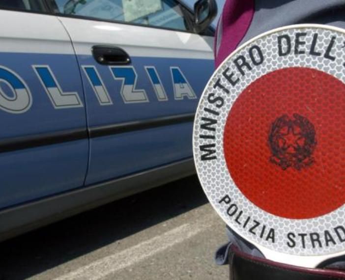 Controlli della polizia stradale sui pullman delle gite scolastiche