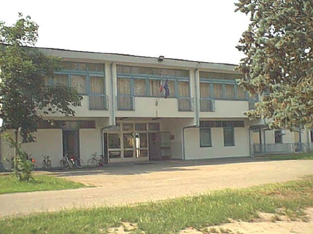 Una veduta esterna della scuola primaria &quot;Ramella&quot;, oggetto di un doppio furto nelle ultime settimane