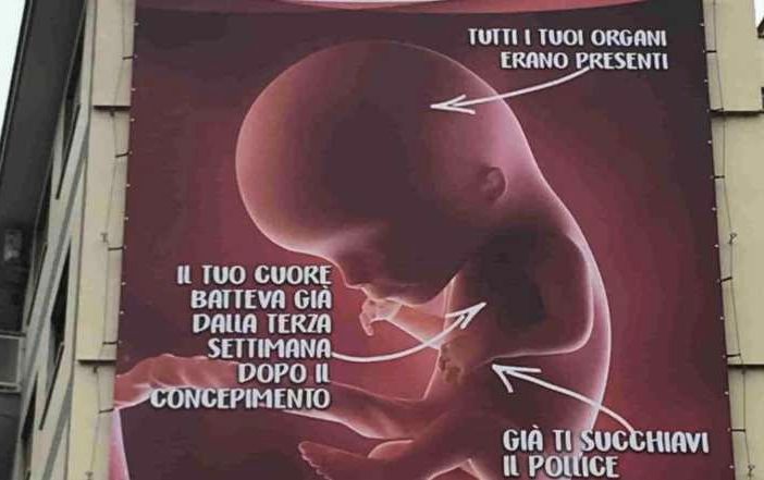 Il manifesto anti aborto rimosso a Roma rispunta nel Biellese