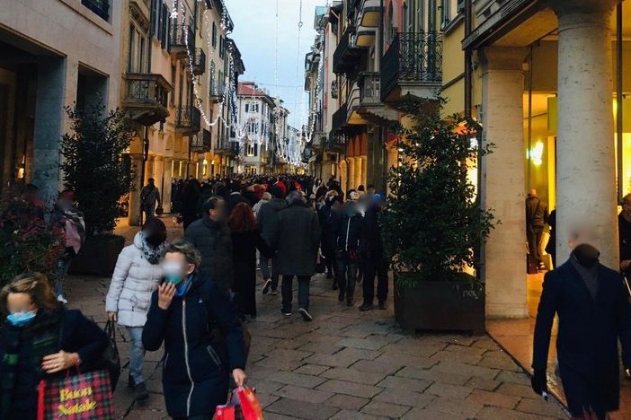 Coronavirus, si va verso Natale e Capodanno &quot;blindati&quot;: il governo pensa a tutta Italia zona rossa nei giorni a rischio