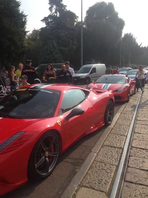 Sfilata di rosse nel cuore di Milano per il 34° Raduno Internazionale