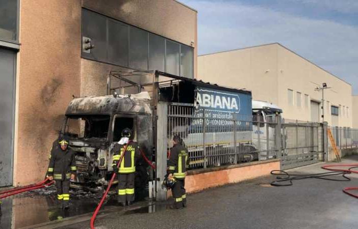 Corbetta: camion della Ticino Trasporti in fiamme, si indaga sulle cause