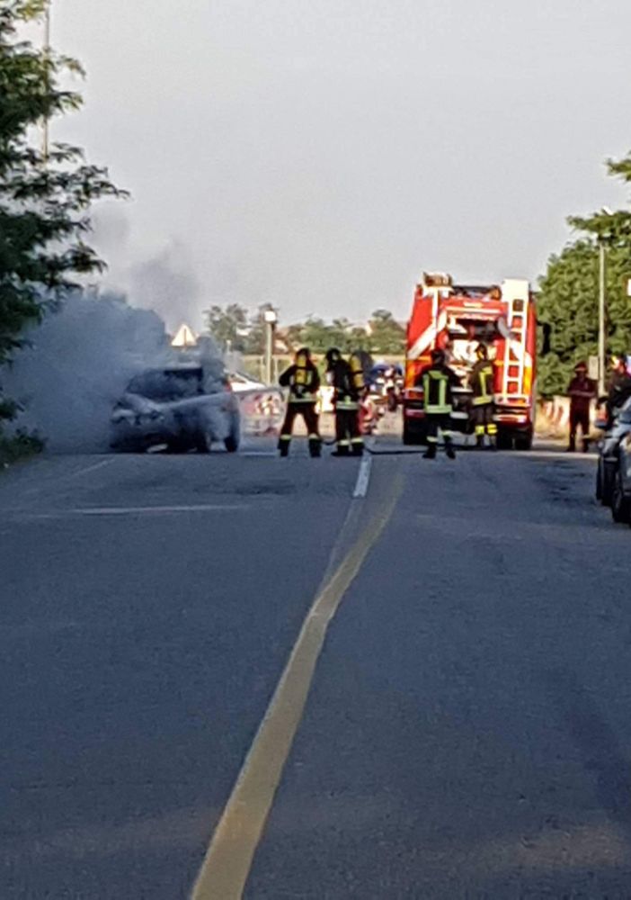 Auto in fiamme sulla Ceretto-Mortara, intervengono i Vigili del fuoco