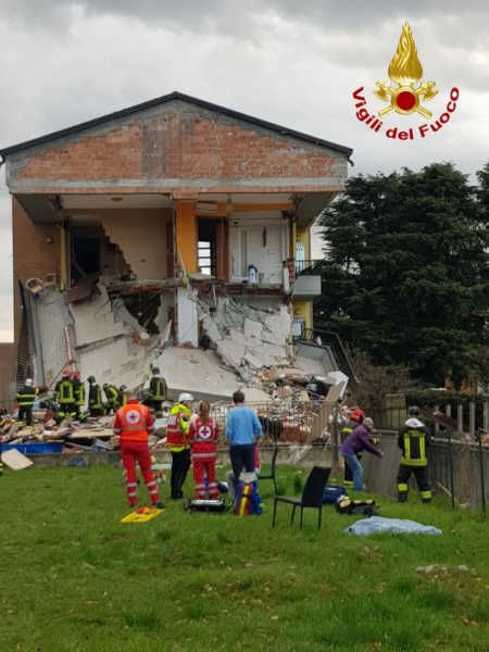 L’intervento dei vigili del fuoco sul luogo del crollo