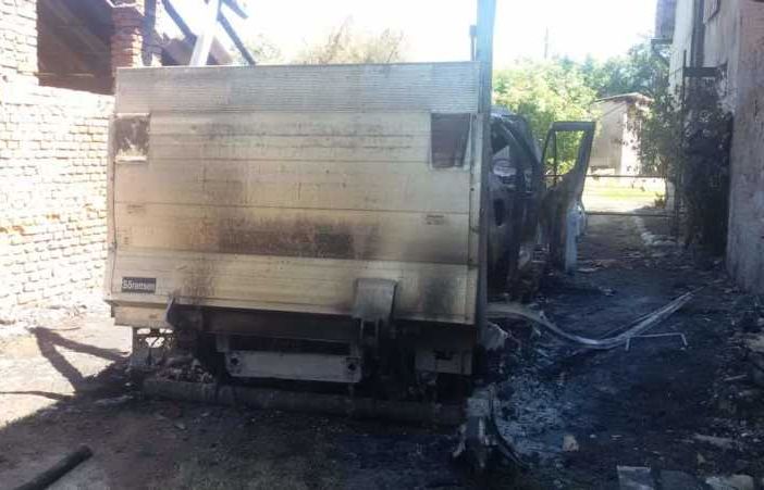 Cassinetta: camion rubato incendiato dietro un cascinale sulla statale per Abbiategrasso
