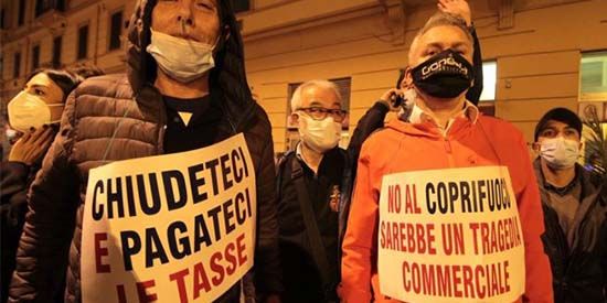 &quot;Basta, siamo stremati&quot;: ristoratori in protesta alla Prefettura di Milano