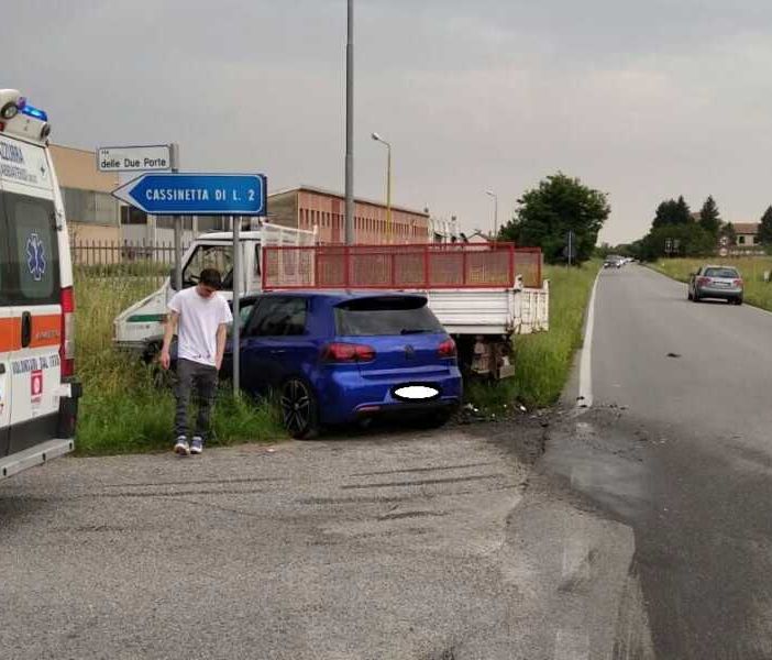 Scontro violento lungo la SS526 tra Cassinetta e Robecco sul Naviglio: due feriti