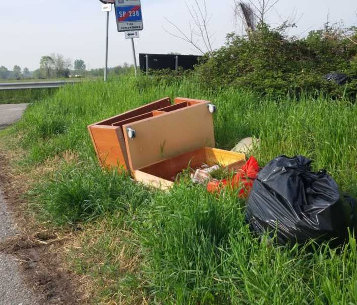 Robecco sul Naviglio, ancora rifiuti abbandonati nelle campagne per Castellazzo de’ Barzi