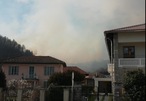 Vasto incendio tra vercellese e biellese