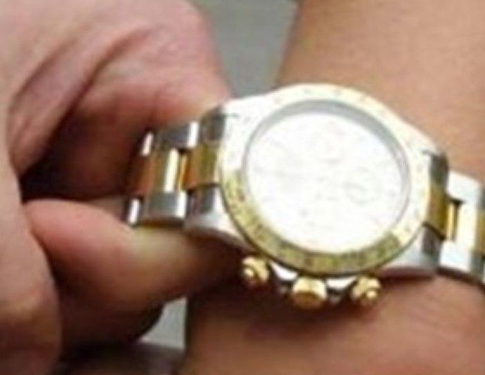 Garlasco: gli strappano il Rolex dal polso, ma è falso