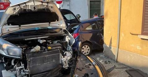 Corbetta: scontro in via Piave, mezzi distrutti e una donna ferita (FOTO)