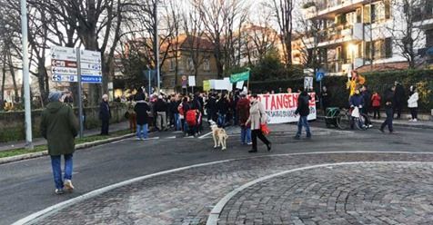 Abbiategrasso, più di 300 persone al corteo anti parco commerciale