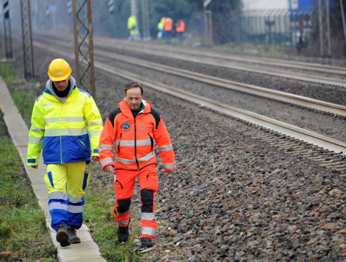 Un uomo e’ stato investito da un treno in transito sulla linea ferroviaria Milano Torino, l’episodio e’ avvenuto nei pressi di via Matteotti in una zona adiacente l’area industriale della Cascina Scaravella. L’uomo e’ stato portato all’ospedale Niguarda vivo ma in gravi condizioni