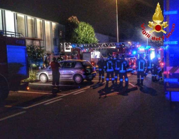 Settimo Milanese, vasto incendio in azienda di pneumatici