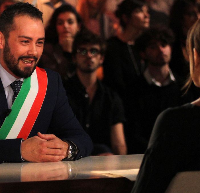Il sindaco di Tromello Gianmarco Negri applaudito alla trasmissione del 9 “L’assedio”