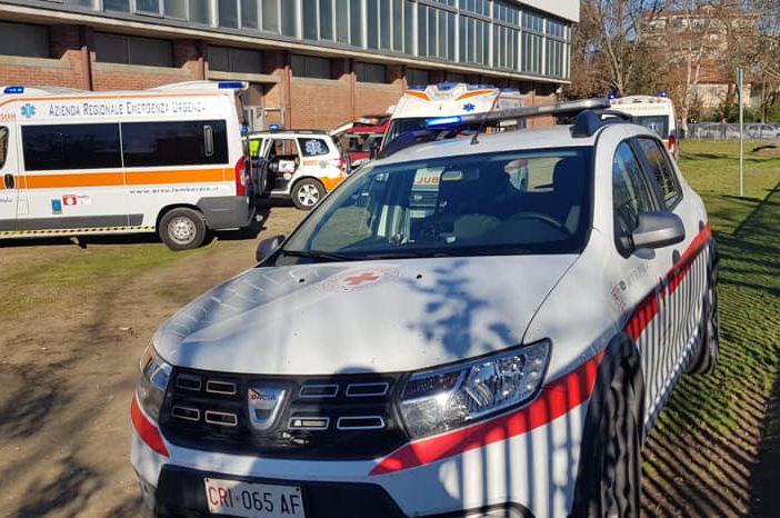Ambulanze e automediche impegnate nel soccorrere gli studenti del Cardano di Pavia