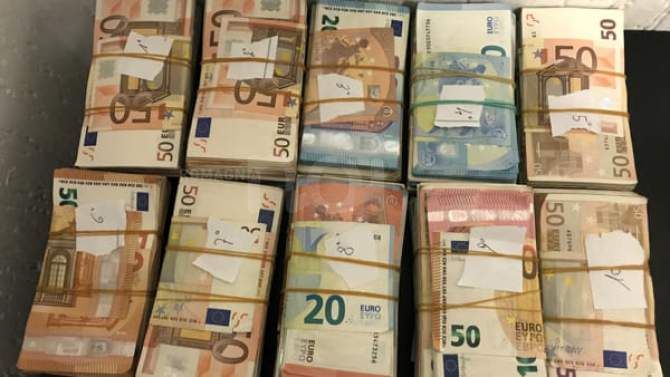 Como, pizzicato al confine italo-svizzero con 31mila euro: denuncia e sequestro di orologi e preziosi