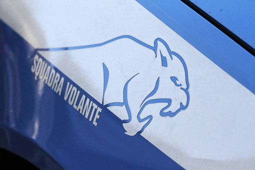 Varese, accoltella al volto una quindicenne in pieno centro e fugge: è caccia all’uomo