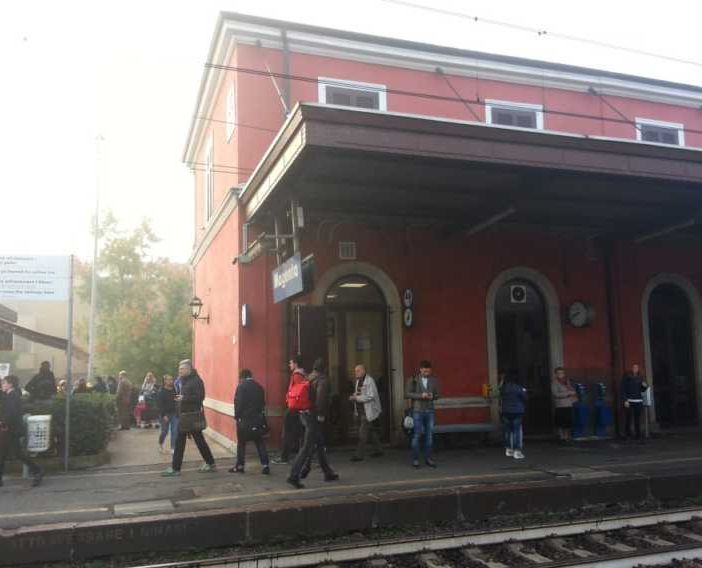 Magenta, persona sospetta sul treno: ragazza chiama il controllore e lui scende di corsa alla fermata di Santo Stefano