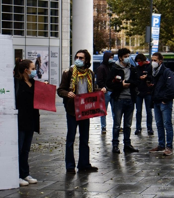 Presidio degli studenti a palazzo Lombardia contro la didattica a distanza