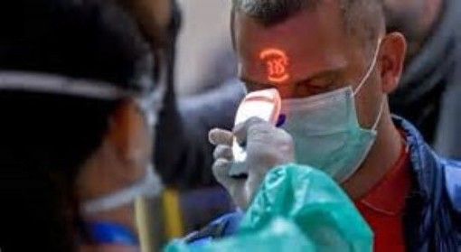Regole più restrittive in Lombardia sui luoghi di lavoro: c'è l'obbligo di misurare la temperatura