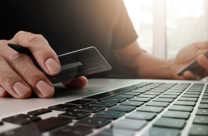 Paga la vacanza con la carta di credito della ex