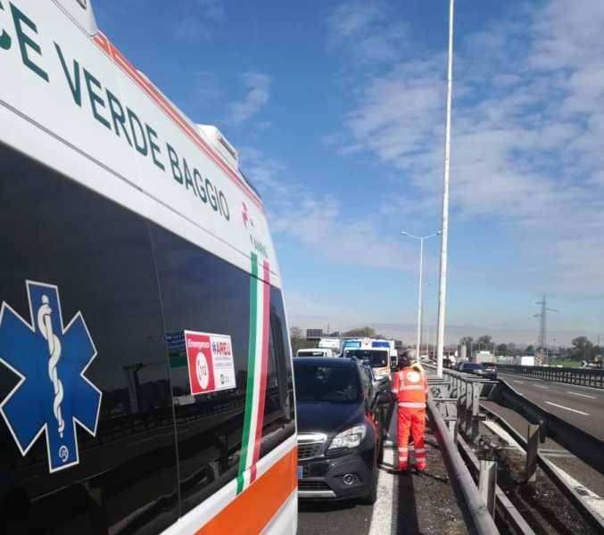 Tamponamento in Tangenziale Ovest: tre auto coinvolte e due feriti