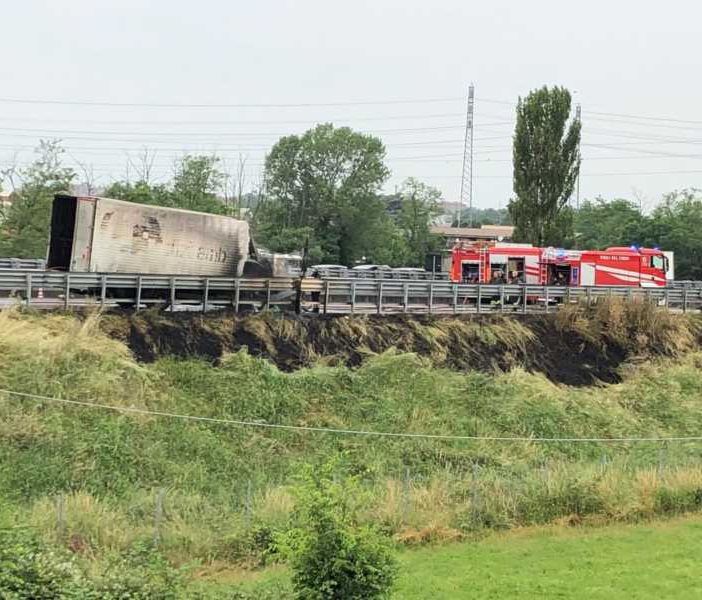 Camion in fiamme lungo la tangenziale ovest