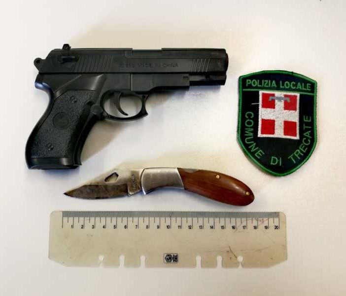Trecate, importuna i clienti di un bar. Denunciato dalla polizia locale uomo di 29 anni, con coltello e pistola al seguito