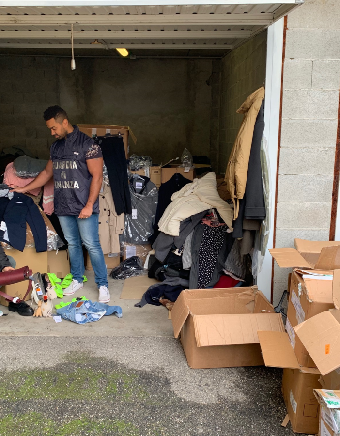 Pavese: sequestrati 1700 capi di abbigliamento rubati, denunciato un uomo per ricettazione