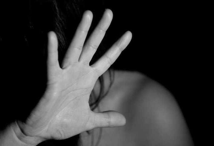 Abbiategrasso, parla la donna rapinata: “Mi hanno picchiata, sono stati secondi terribili”