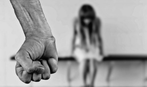 Botte, sputi e violenze sulla ex compagna