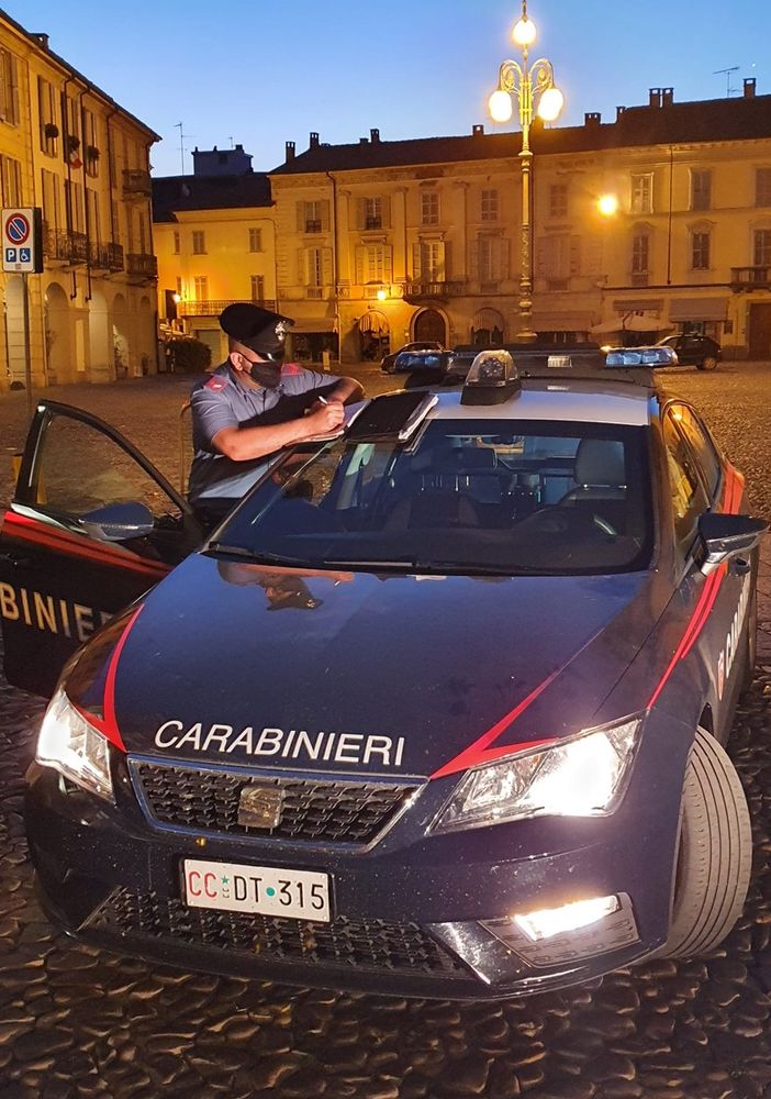 Voghera: manovre azzardate con l'auto in piazza Duomo, nei guai un giovane
